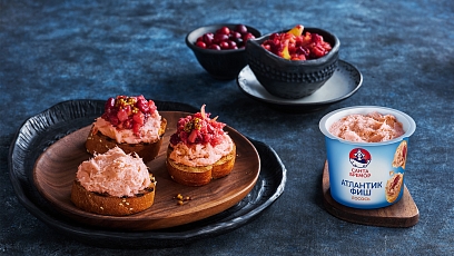 Baguette with salmon spread and apple-cranberry chutney